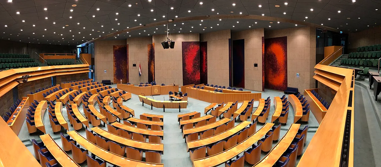 Plenaire zaal van de Tweede Kamer in Den Haag.